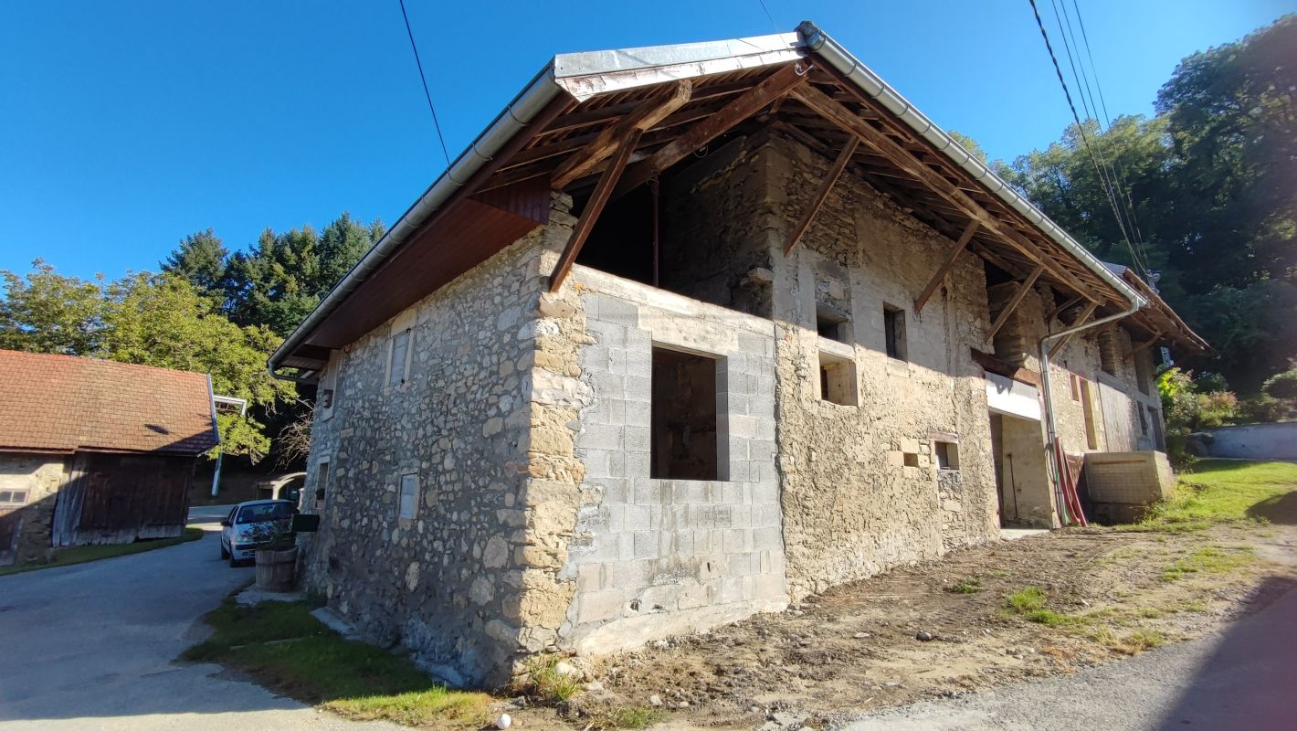 Maison en pierre en cours de rénovation à 10 min de Frangy