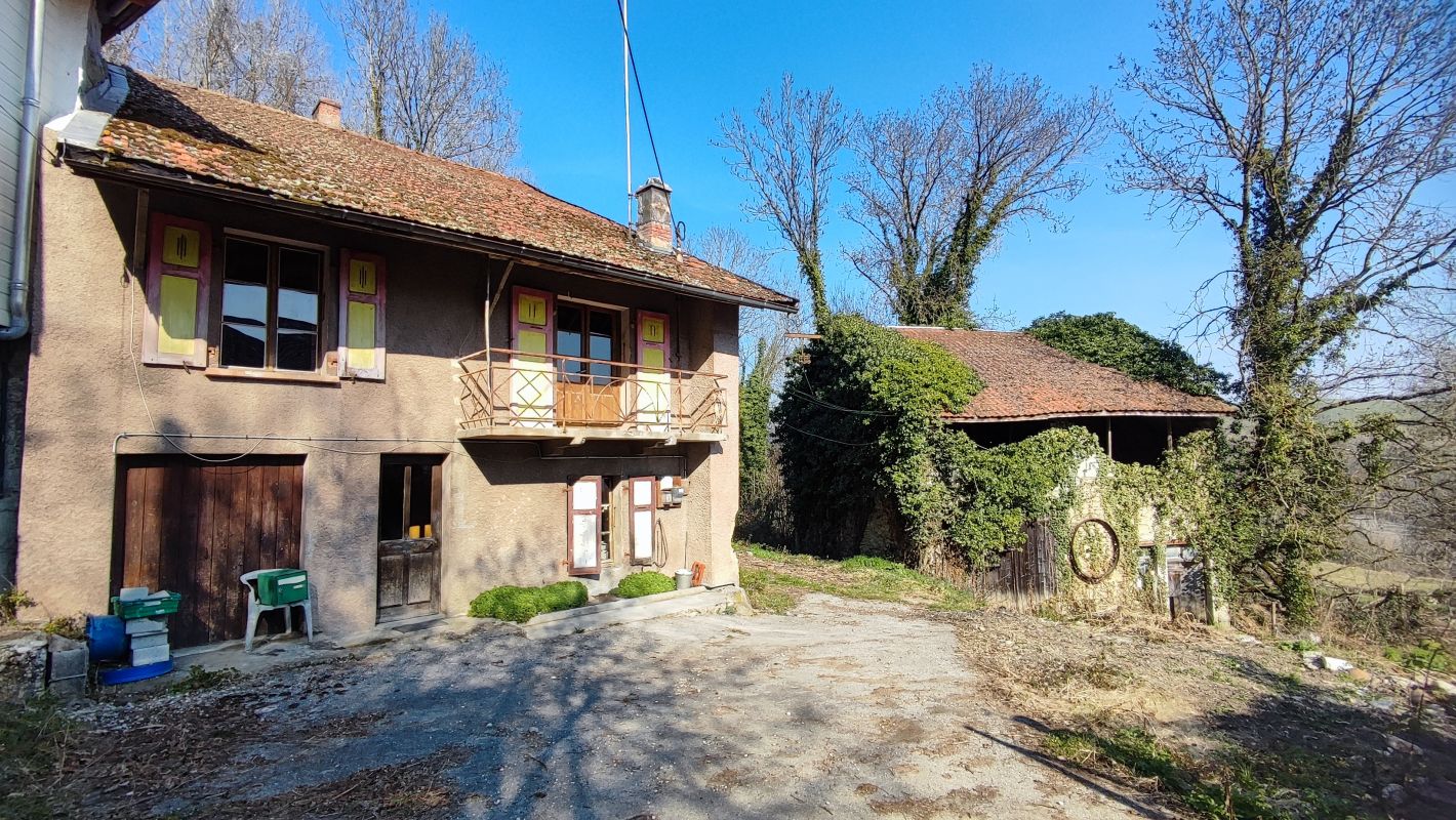 Maison mitoyenne et grange à rénover 